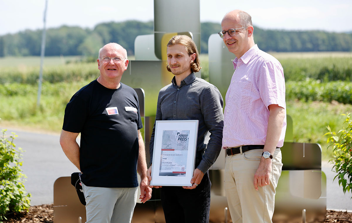 Bernhard Hahner, Vitalii Shupliak und Michael Brand vor dem fertigen Kunstwerk bei Hahner Technik