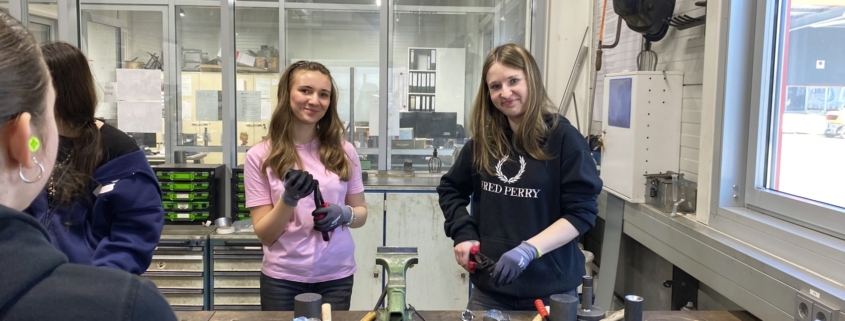 Girls Day 2026 bei HAHNER Technik -Teilnehmerinnen bei der praktischen Arbeit