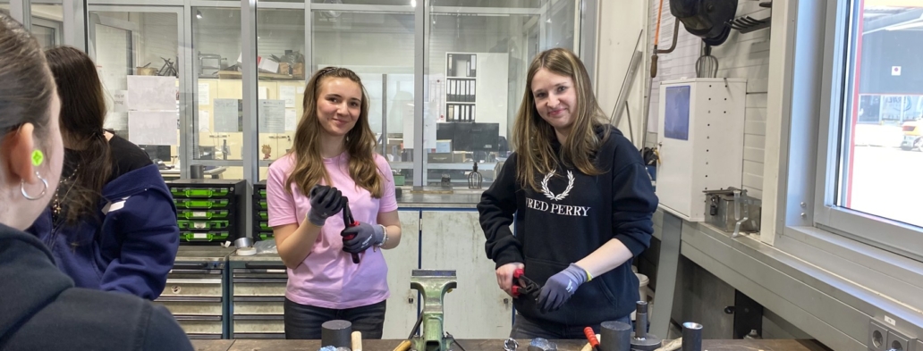 Girls Day 2026 bei HAHNER Technik -Teilnehmerinnen bei der praktischen Arbeit